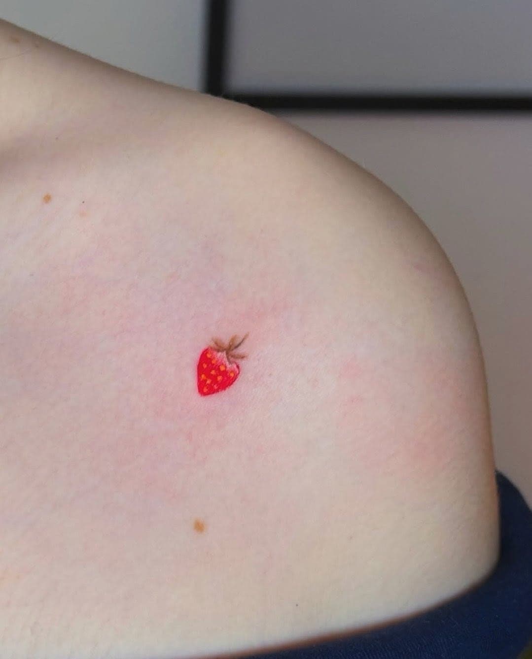 Tatuaj color cu căpșună, pe umăr