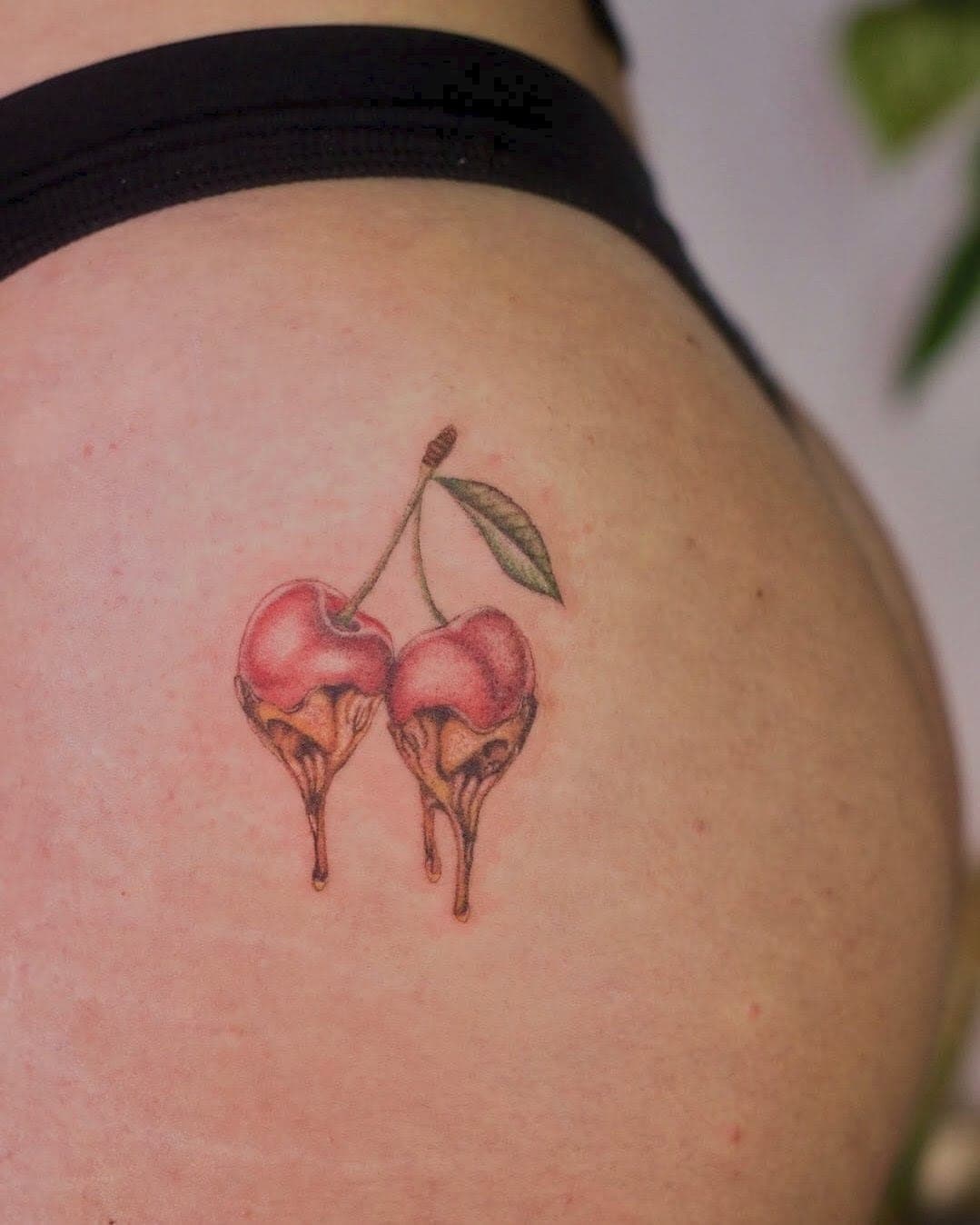 Tatuaj color cu cireșe, pe umăr
