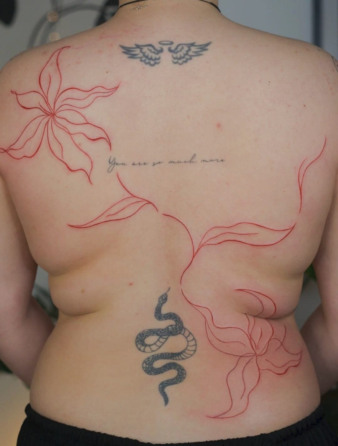 Tatuaj fineline floral pe spate